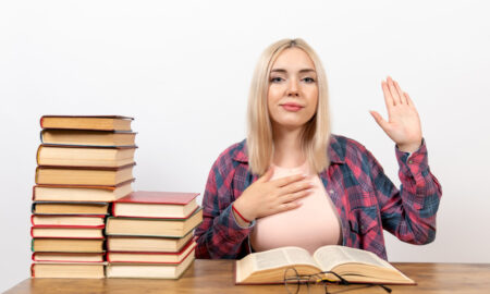 Девушка с учебниками подняла руку