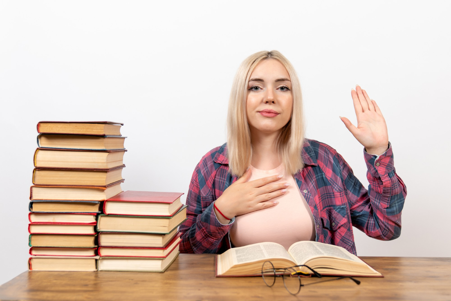 Девушка с учебниками подняла руку