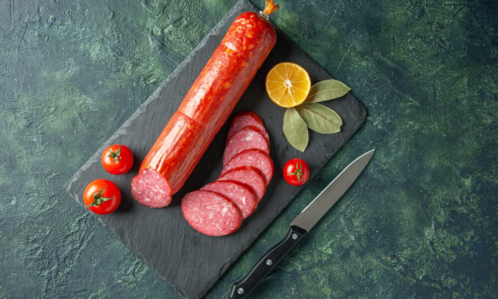 Колбаса на столе