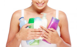 Девушка держит тюбики