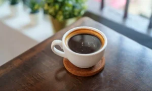 Чашка кофе на столе