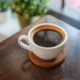Чашка кофе на столе