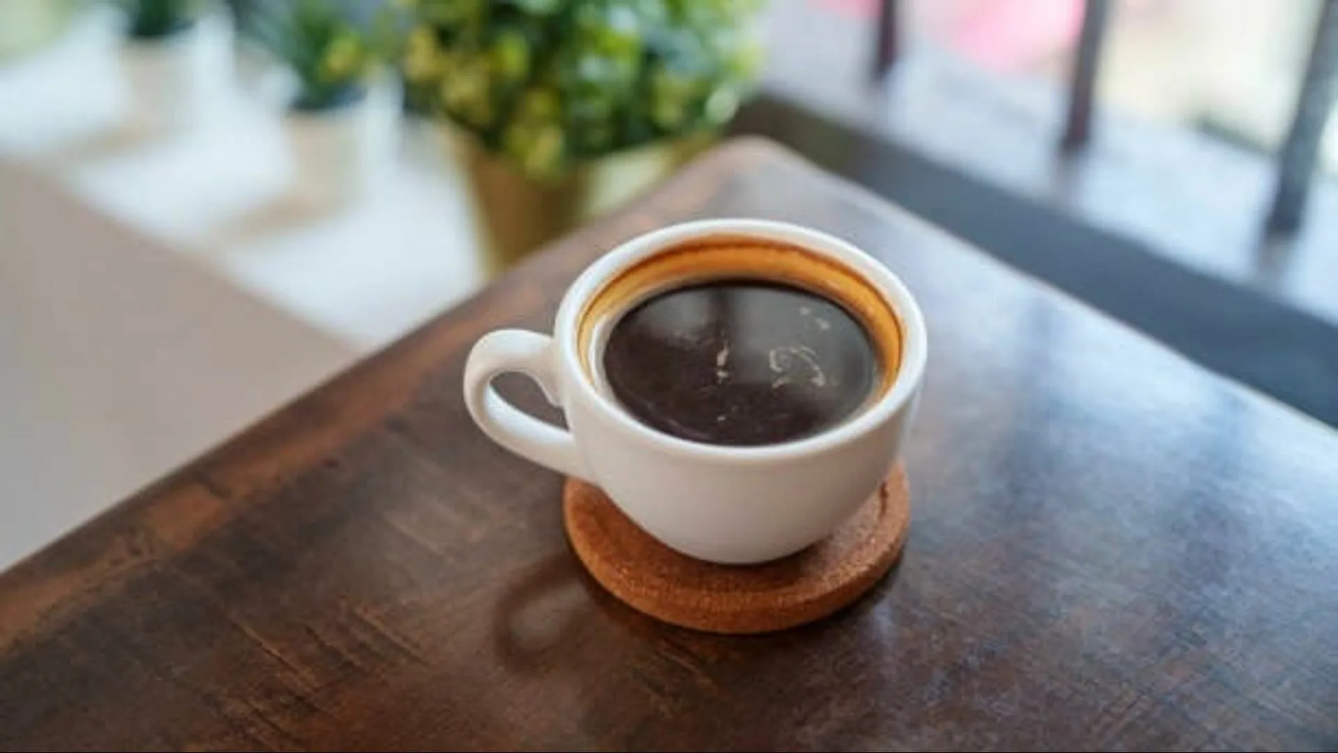 Чашка кофе на столе