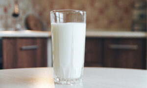 Стакан молока на столе