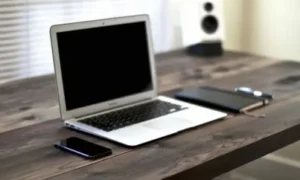 Ноутбук на столе