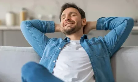 Мужчина на диване