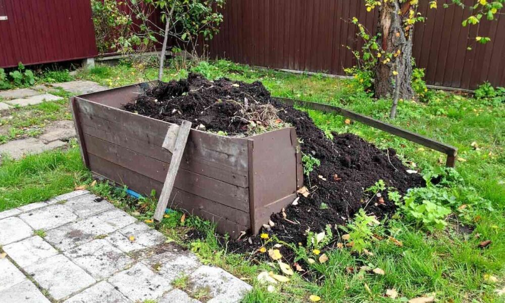 Компост в огороде