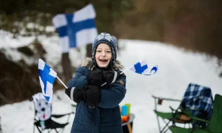 Девочка с флагами Финляндии