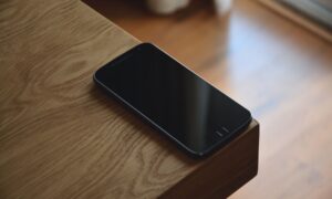 Смартфон на столе