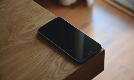 Смартфон на столе
