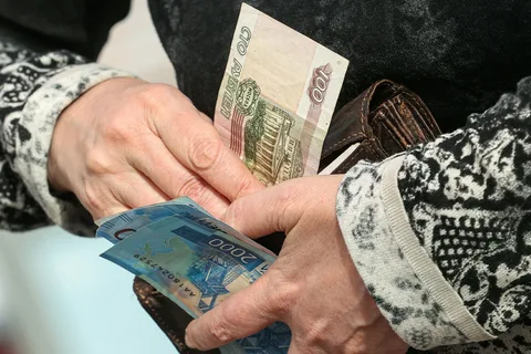Пенсионер держит деньги