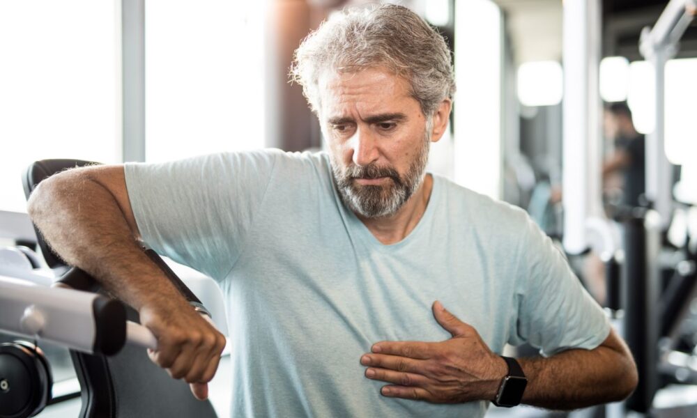 Мужчина держится за сердце