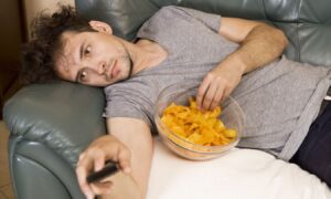 Мужчина лежит на диване