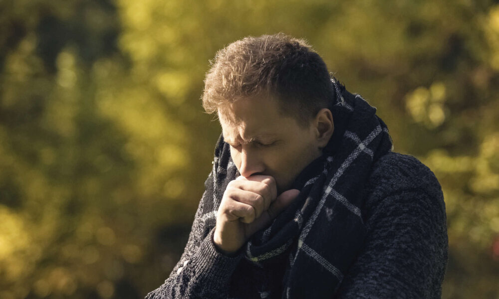 Мужчина кашляет