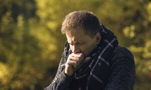 Мужчина кашляет