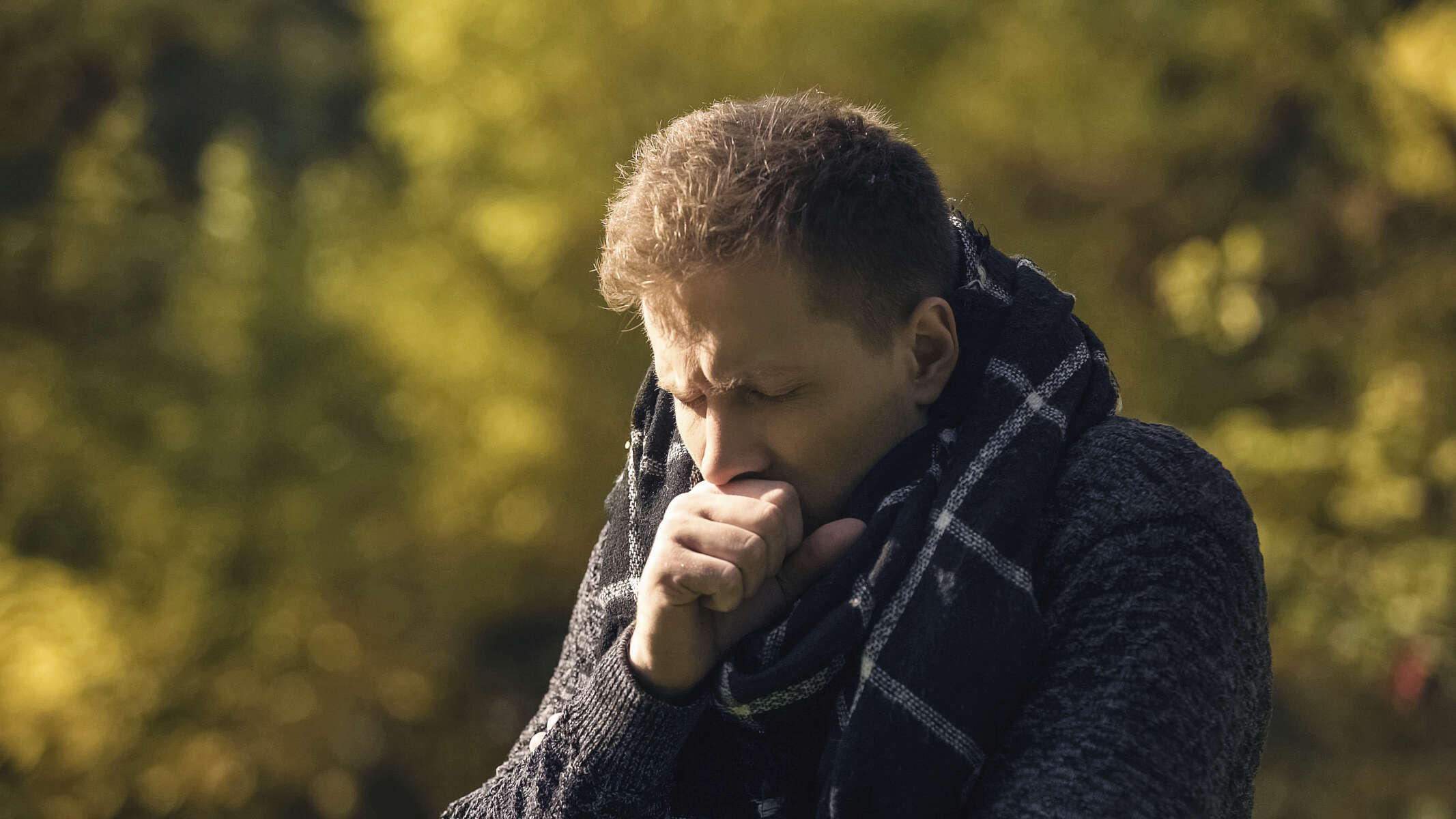 Мужчина кашляет