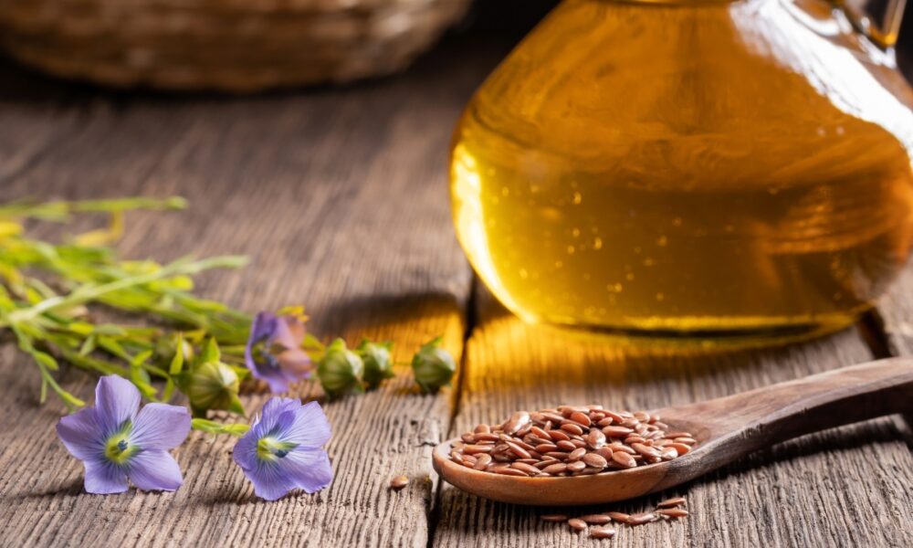 Льняное масло на столе