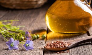 Льняное масло на столе