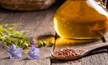 Льняное масло на столе