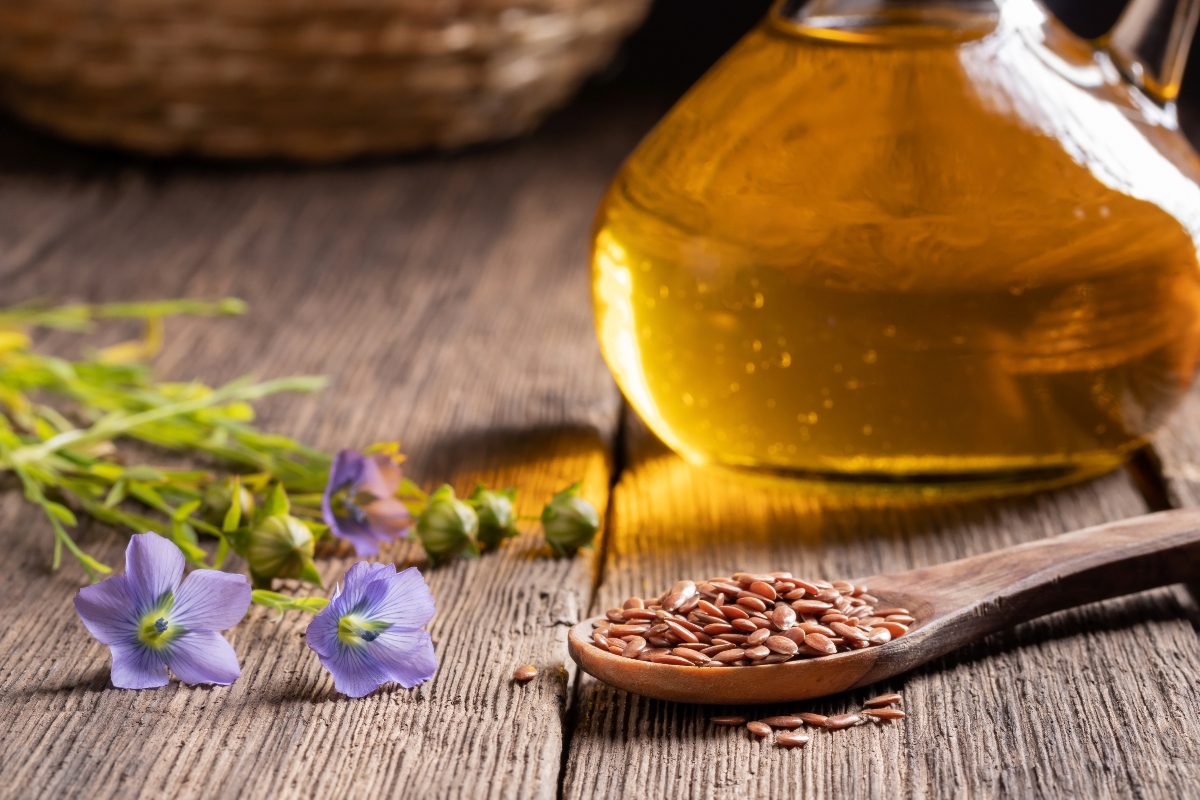 Льняное масло на столе