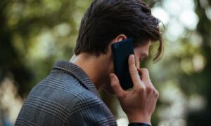 Мужчина звонит