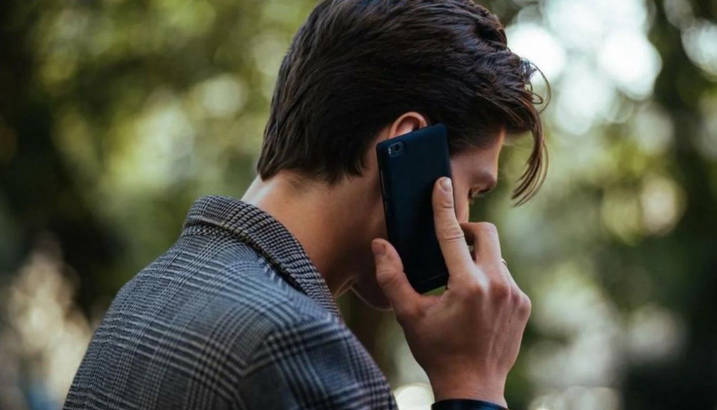 Мужчина звонит