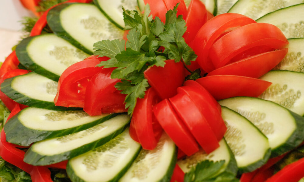 Нарезанные огурцы и помидоры