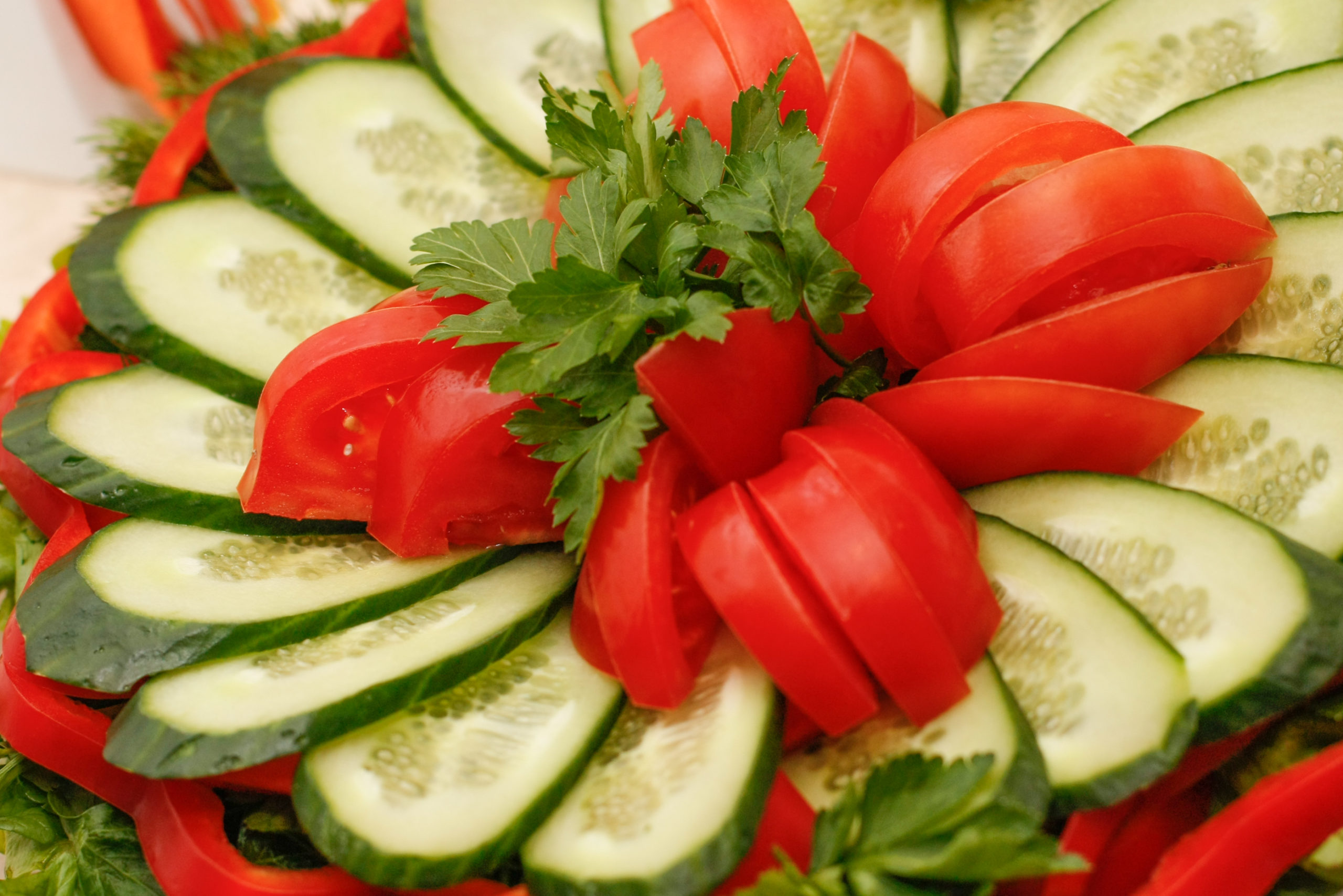 Нарезанные огурцы и помидоры