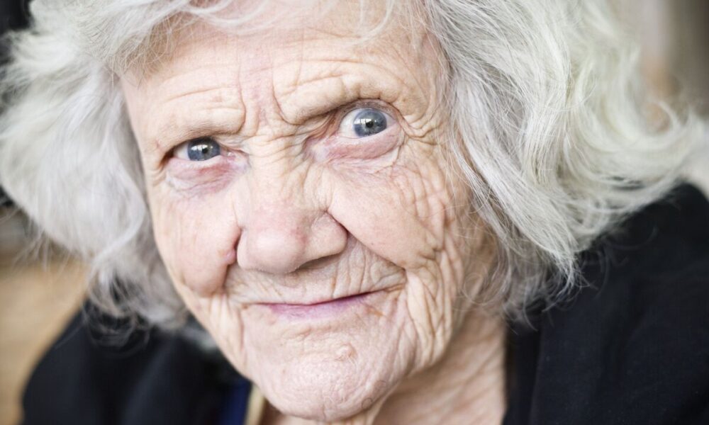 Старая женщина