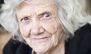 Старая женщина