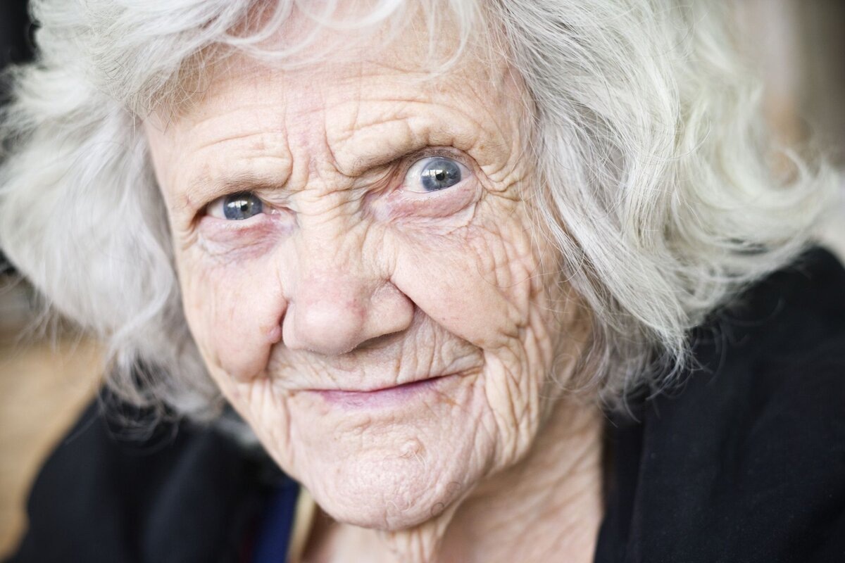 Старая женщина