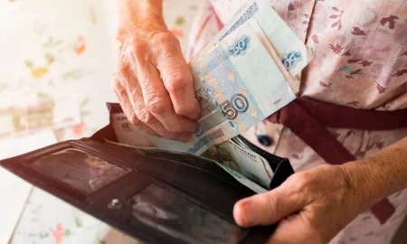 Пенсионерка считает деньги