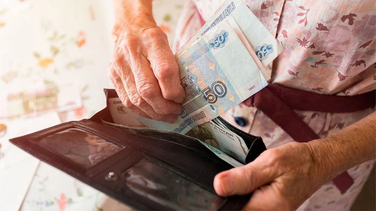 Пенсионерка считает деньги