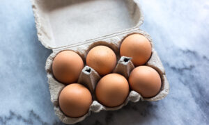 Яйца на столе