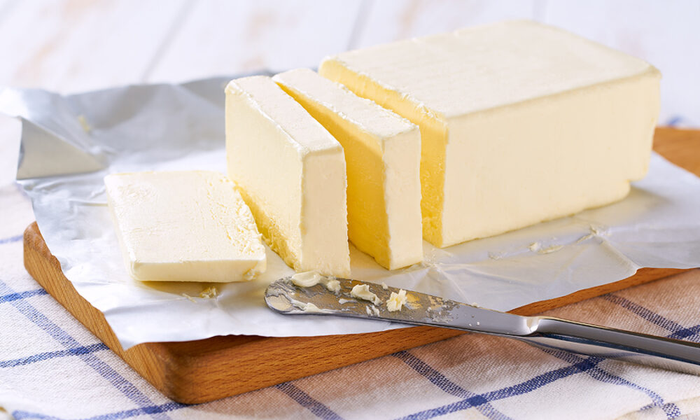 Сливочное масло на столе