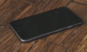 Смартфон на столе