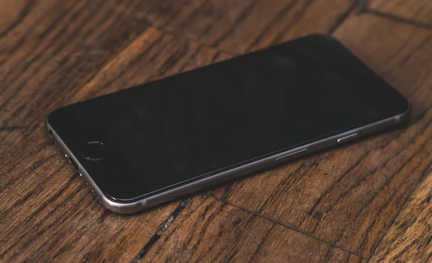 Смартфон на столе