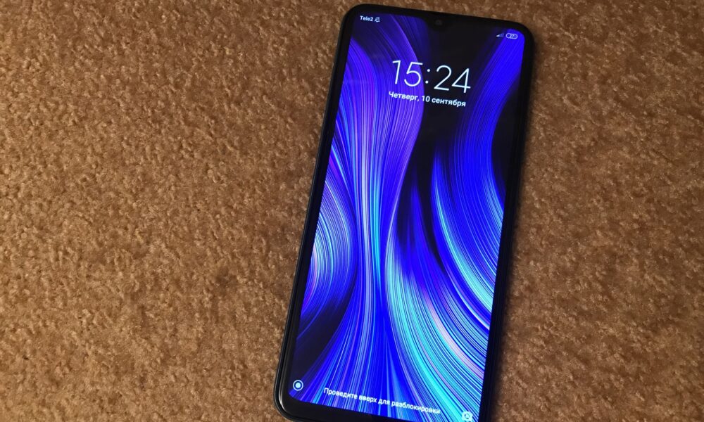 Смартфон на столе