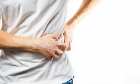 Мужчина держится за почки