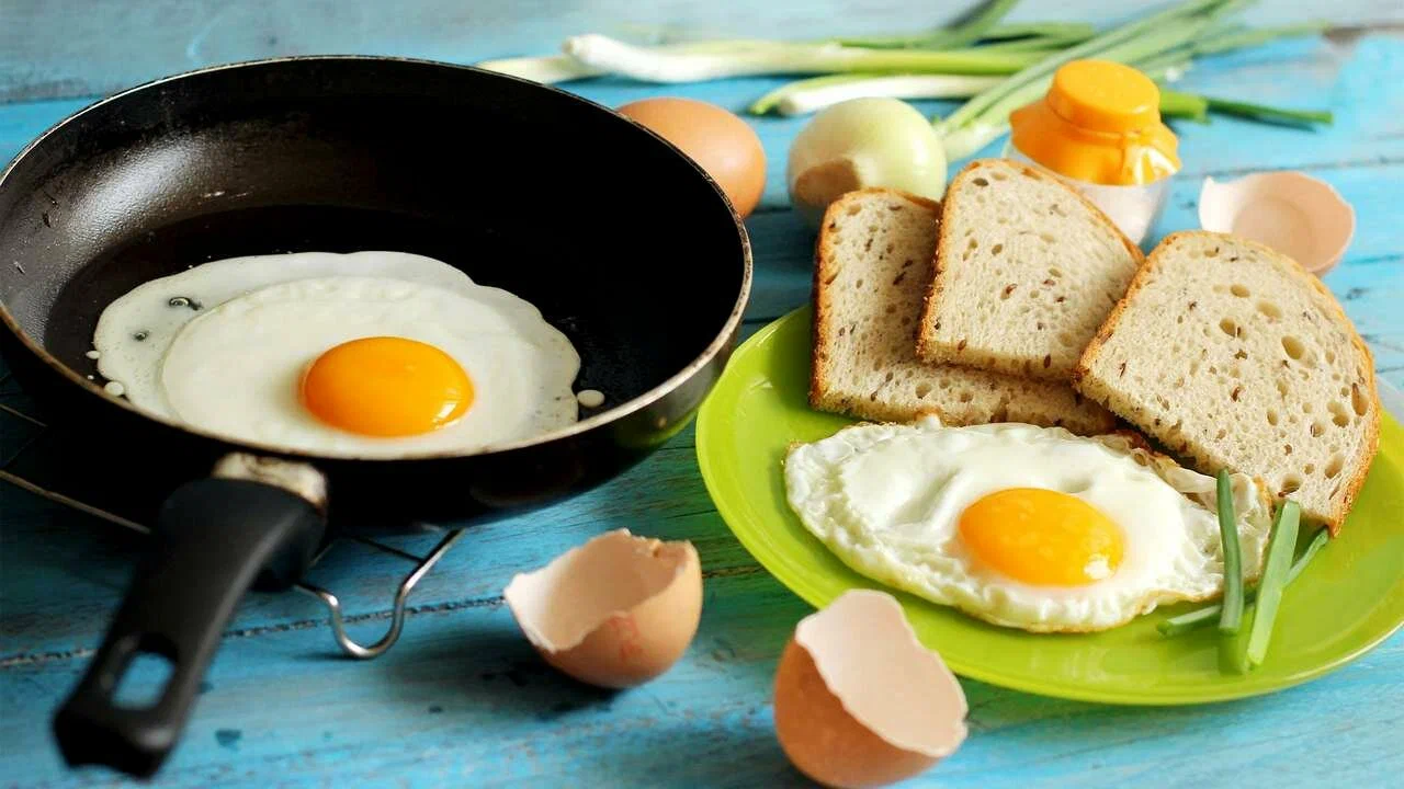 Яичница на сковороде