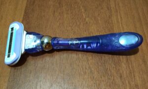 Бритвенный станок на столе