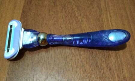 Бритвенный станок на столе