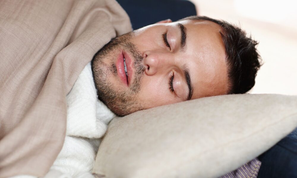 Мужчина спит