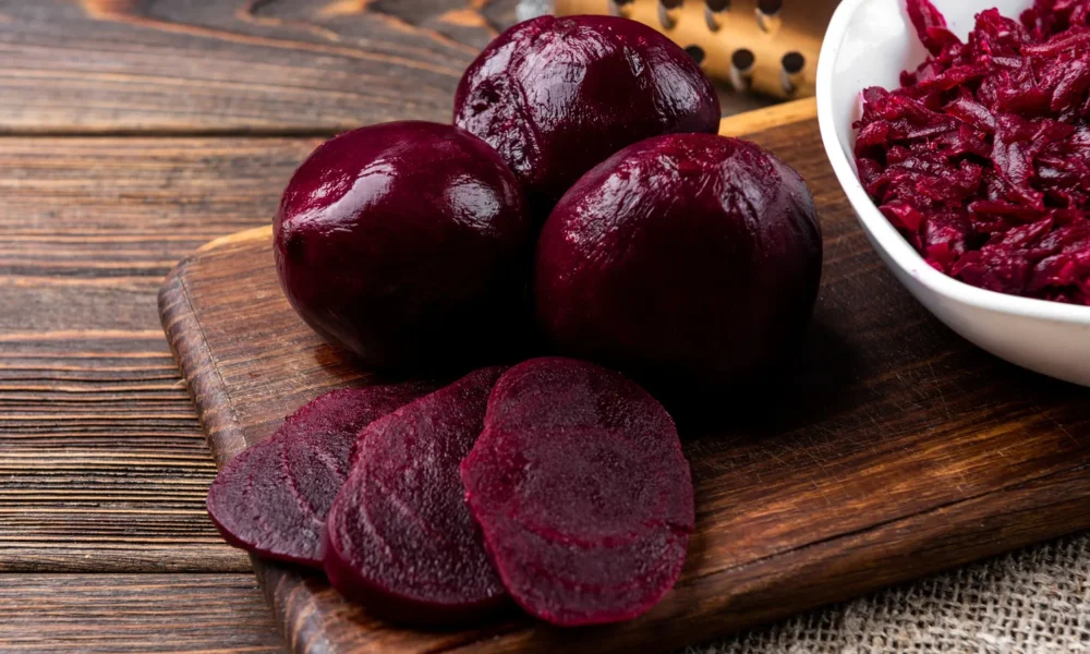 Варёная свекла на столе