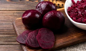 Варёная свекла на столе