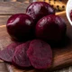 Варёная свекла на столе