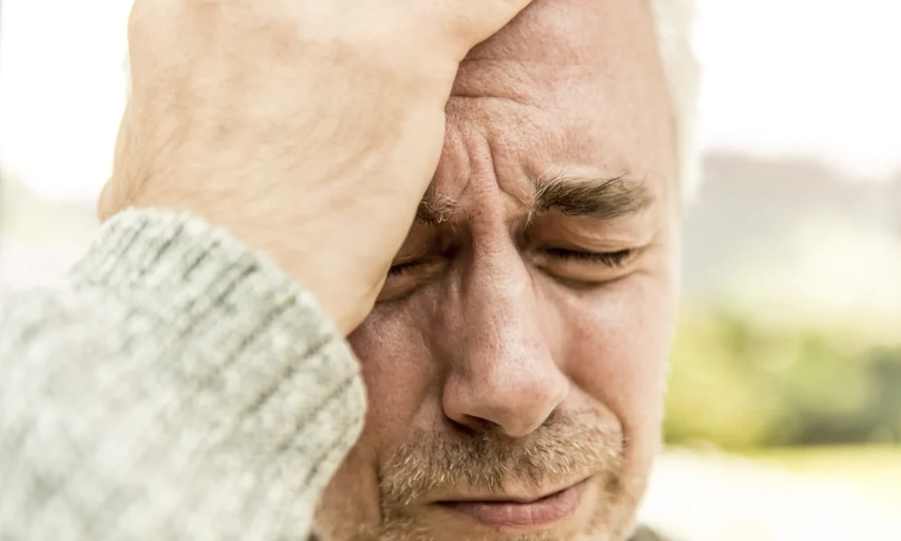 Мужчина держится за голову