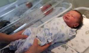 новорожденный в роддоме