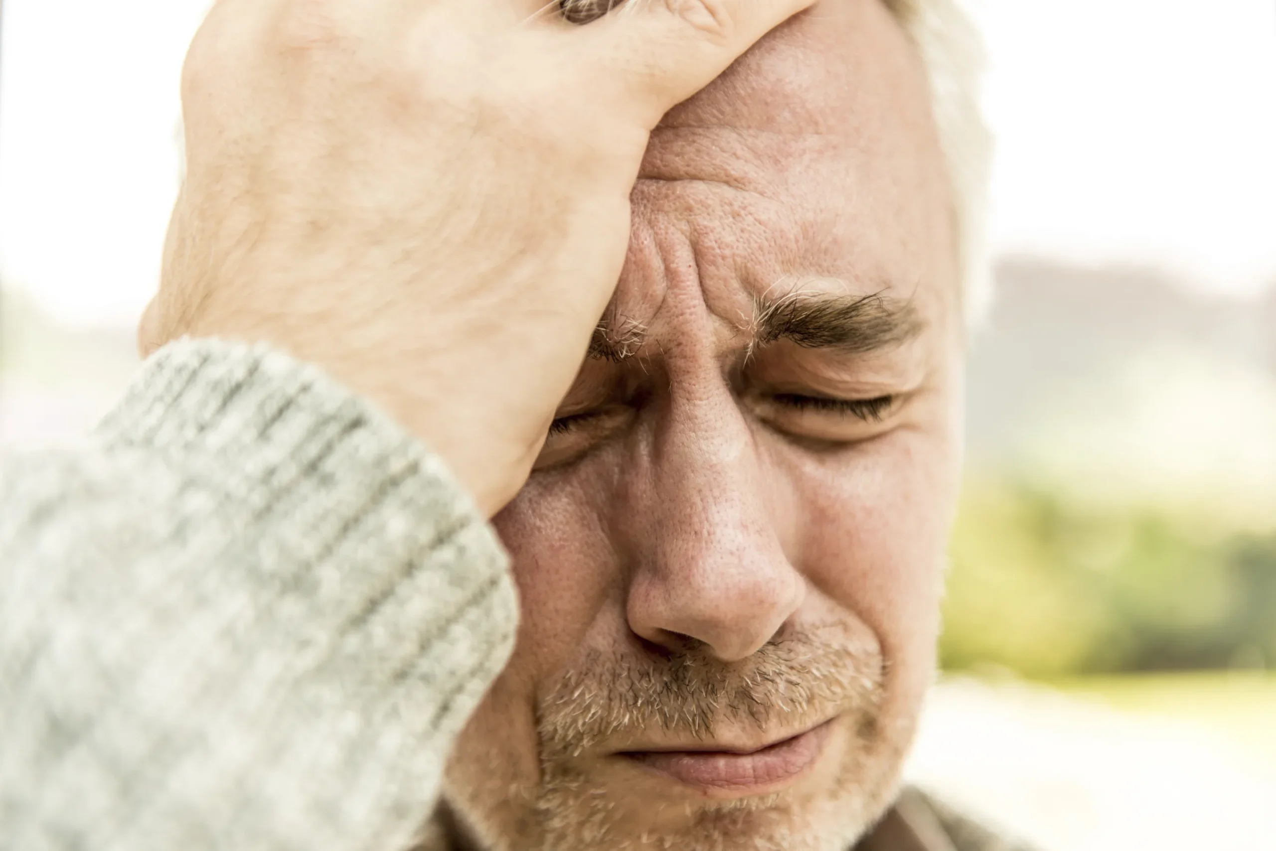 Мужчина держится за голову