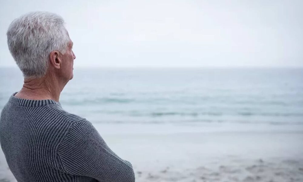 Седой мужчина у моря